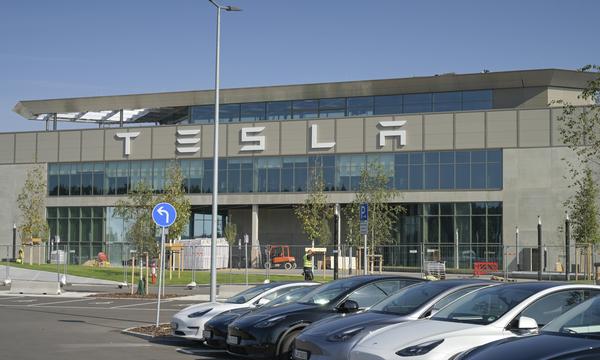 Der US-Elektroautobauer Tesla will die Produktion in seinem Werk in Grünheide bei Berlin für vier Tage anhalten. 