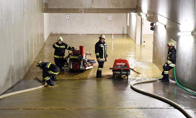 Themenbild: Kräfte der Feuerwehr im Einsatz bei Überflutungen nach schweren Unwettern 