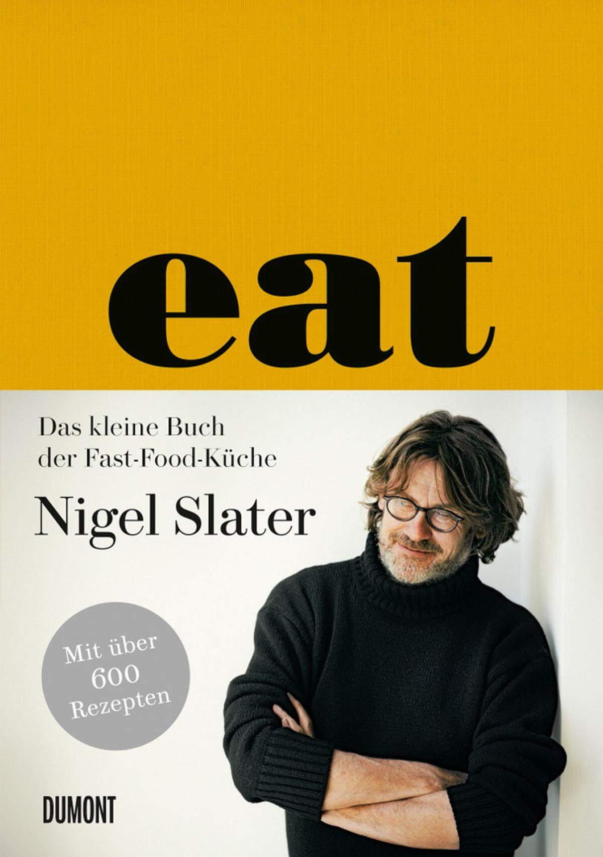 Das ist Bilderbuch-Handgelenksküche. Nigel Slater, der hier für seine Art, über Essen zu schreiben, nicht zum ersten Mal gerühmt wird, kocht so lässig, als habe er gerade erst den Kühlschrank geöffnet, um zu schauen, was denn heute zur Verfügung steht. "Eat. Das kleine Buch der Fast-Food-Küche", Dumont, 25,70 Euro.