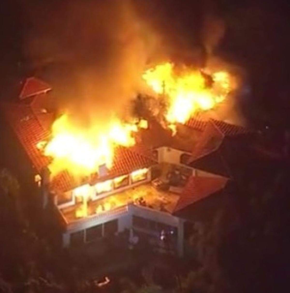 "Traurig, dass wir unser Zuhause verloren haben, aber dankbar, dass meine Familie in Sicherheit ist", schreibt The Real Housewives of Beverly Hills-Star Camille Grammer. Ihr Haus in Malibu wurde ebenfalls von den Flammen verschluckt. 
