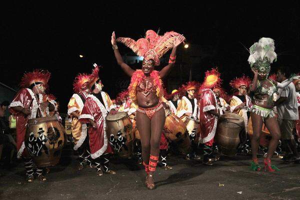 Auch in Montevideo, der Hauptstadt Uruguays, gilt der Karneval als eines der wichtigsten Feste. Er findet immer Montag und Dienstag vor Aschermittwoch statt und wird mit Leidenschaft gefeiert. Bunte Umzüge mit kostümierten Menschen ziehen in diesen zwei Tagen durch die Straßen Montevideos und werden von verschiedensten Musikkapellen begleitet.