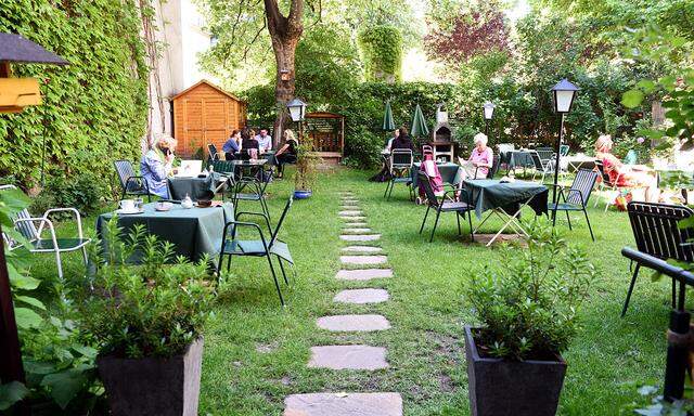 In einem kleinen Hinterhof eines Biedermeierhauses in der Stumpergasse in Wien-Mariahilf ist der Gastgarten des Gartencafés versteckt. 
