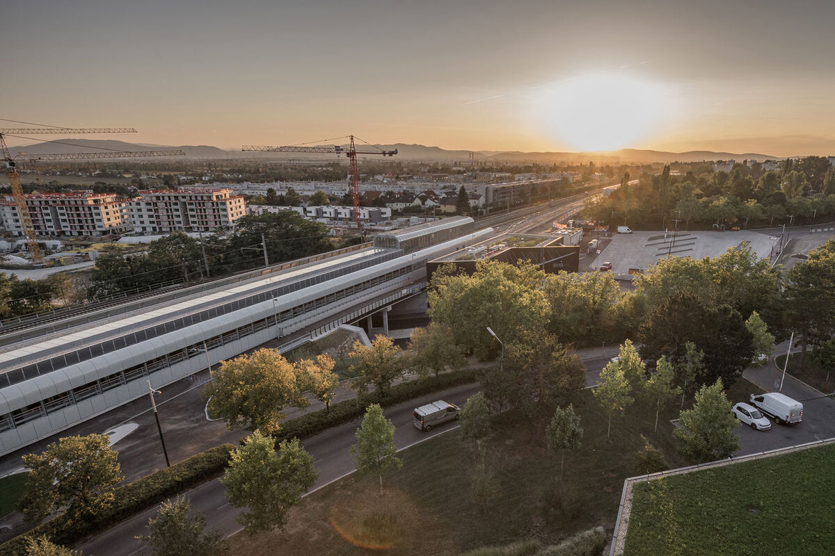 Die Station Oberlaa von oben. Mehr zur U1-Verlängerung: >> Lonely Planet Oberlaa: Sightseeing an der neuen U-Bahn [premium] >> Als die Favoritner die City eroberten [premium]