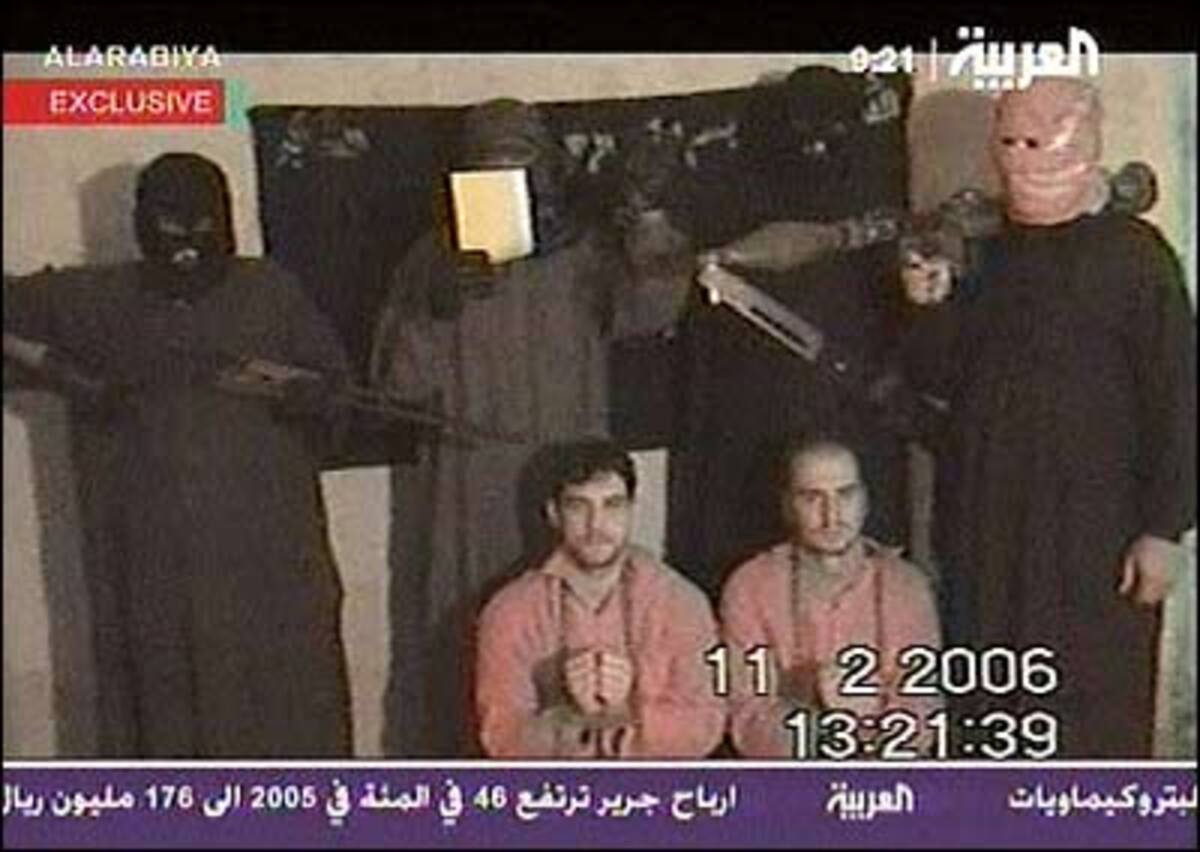 13. Februar 2006: Ein Geiselvideo schockt Deutschland. Die Ingenieure Rene Bräulich und Thomas Nitschke werden entführt und mit dem Umbringen bedroht. Vier Monate bleiben die Männer in den Händen der Terroristen. Angela Merkel bezeichnete diese Zeit später als größte politische Herausforderung.