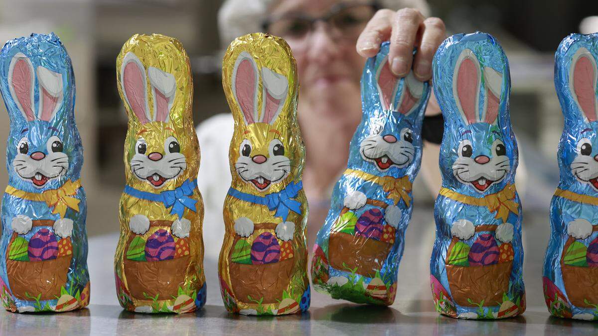 Auf dem Weg der Osterschokolade in Österreichs Regale naschen viele mit. Die Kakaobauern aber werden schamlos ausgebeutet.