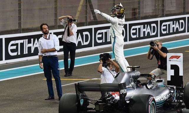 Lewis Hamilton lässt sich feiern