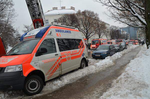 Die Rettungswägen standen parat die Verletzten abzutransportieren.