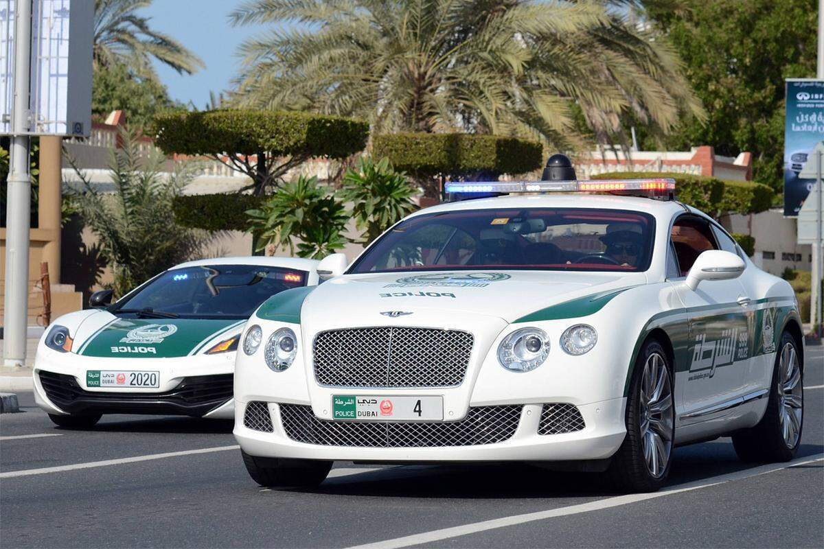 Der Bentley Continental GT (rechts im Bild) hat beachtliche 625 PS, einen 12-Zylinder W-Motor und Allradantrieb. Das 2,3 Tonnen schwere Auto beschleunigt in 4,2 Sekunden auf Hundert. Preis: ab 227.290 Euro netto.