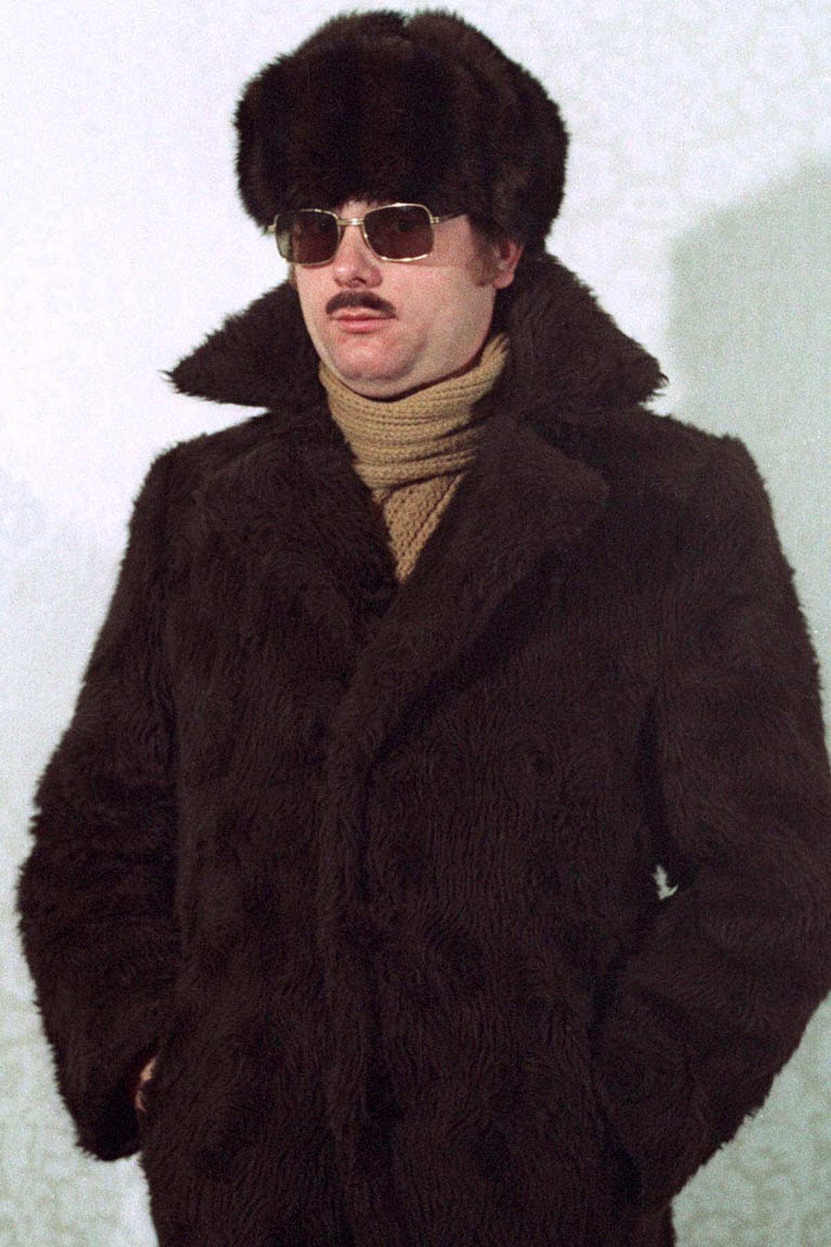 Die flauschige Stasi-Winterkollektion. Ob die Kombination aus Sonnenbrille und Pelzmantel wirklich zum Tarnen und Täuschen geeignet war, sei einmal dahingestellt.