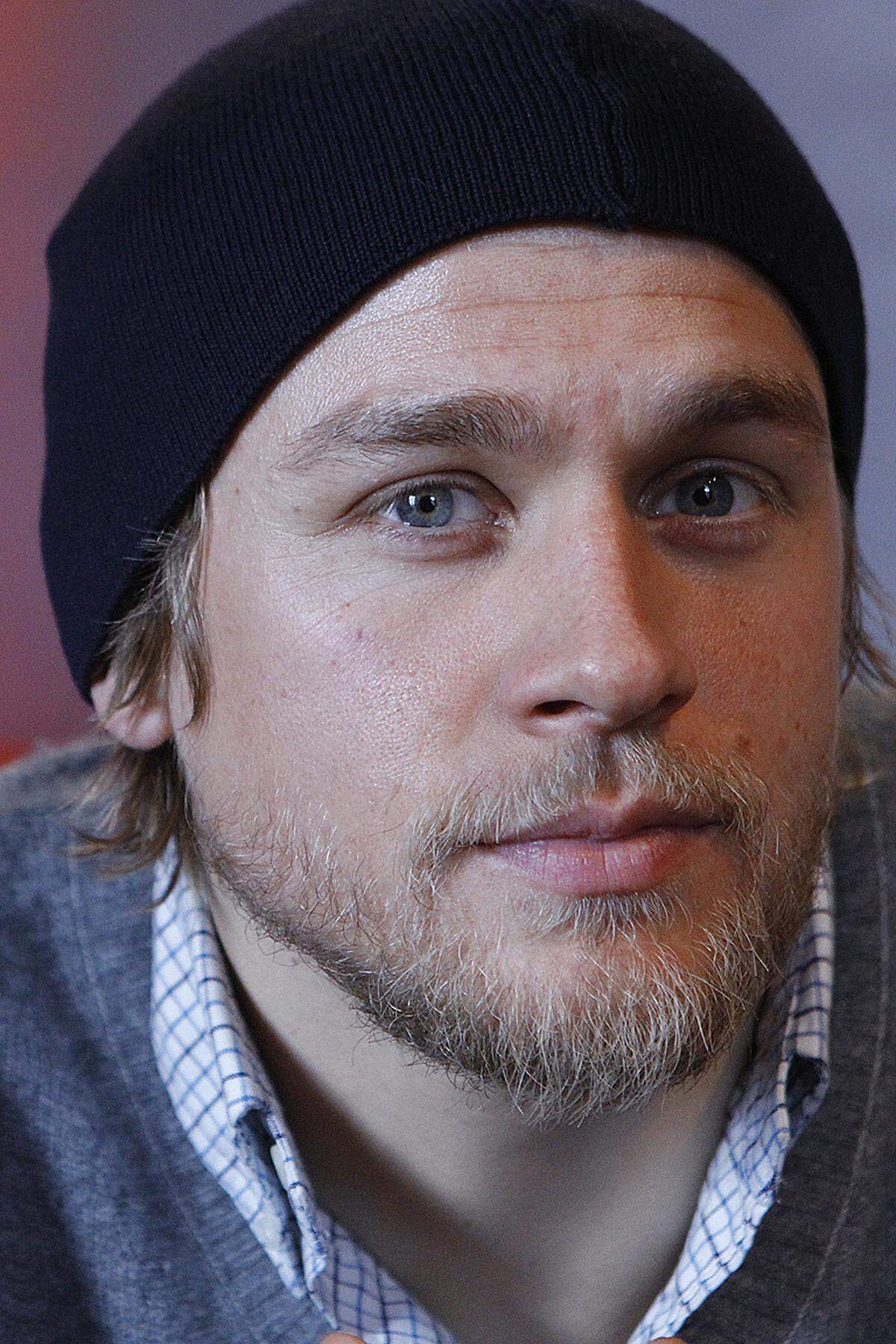 Charlie Hunnam ist aus dem Filmprojekt überraschend wieder ausgestiegen. Der 33-jährige Brite habe mit den Machern des Films eine Vertragsauflösung vereinbart. Als Grund wurden TV-Termine genannt, die es Hunnam nicht erlaubten, sich auf seine Rolle vorzubereiten. Auch private Gründe wurden genannt. Er ist vor allem durch die TV-Serie "Sons of Anarchy" und den Sci-Fi-Blockbuster "Pacific Rim" bekannt geworden.