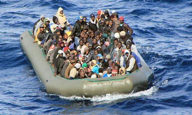 Flüchtlinge in einem Boot nahe der italienischen Insel Lampedusa