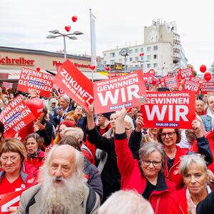 Besucher des Wahlkampfabschlusses der SPÖ mit Andreas Babler am Samstags