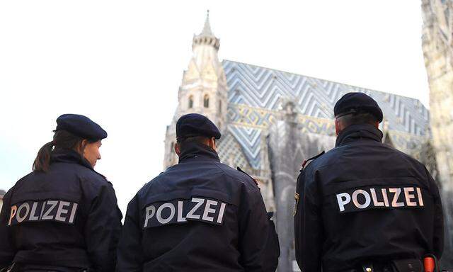 Nach den Anschlägen von Paris wurde in Österreich (im Bild der Wiener Staphansplatz am Donnerstag) die Polizeipräsenz erhöht. Das Islamisten-Netz könnte hierzulande größer sein, als bisher bekannt.