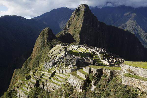 Machu Picchu, Peru. Auf 2400 Meter Höhe thront in Peru eine Perle der Inka-Architektur. Machu Picchu (auf Deutsch: Alter Gipfel) zählt mittlerweile zu den beliebtesten Reisezielen weltweit, etwa 600.000 Besucher kommen jedes Jahr zu der alten Steinstadt. Als größte jemals entdeckte Inka-Stadt zählt Machu Picchu seit 2007 zu den sieben modernen Weltwundern. Bereits 1983 wurde die Steinstadt von der Unesco zum Weltkulturerbe erkoren.