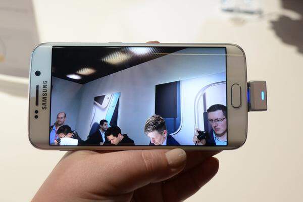 Wie auch beim Galaxy S6 kommt eine 16-Megapixel-Kamera zum Einsatz. Die 5-Megapixel-Kamera kann wie auch die Hauptkamera durch gute Bilder überzeugen.