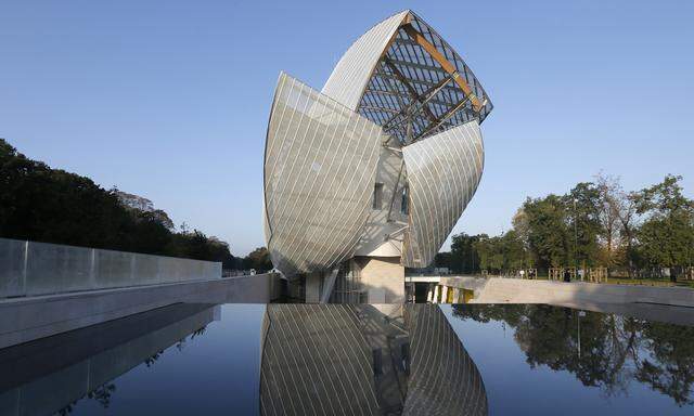 e Fondation Louis Vuitton designed by architect Frank Gehry in the Bois de Boulogne