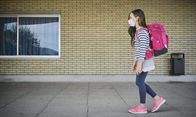 Die Maske am Sitzplatz fällt. Weiterhin Maske tragen muss man im restlichen Schulgebäude.