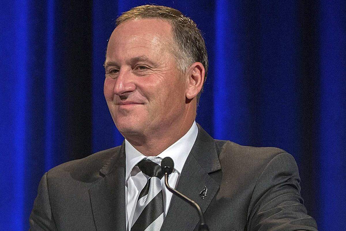 Der neuseeländische Regierungschef John Key macht keinen Hehl aus seinen beiden "linken Händen". Am Wochenende hat er vor laufenden Kameras unter Beweis gestellt, dass er einen Nagel einfach nicht auf den Kopf trifft. Key versuchte, ein Wahlkampfplakat festzunageln, schlug aber immer wieder daneben. Sein Missgeschick trug der Politiker dennoch mit Fassung. "Schockierend, nicht wahr?", sagte er nach Medienberichten. "Ich hatte die Organisatoren gewarnt, dass ich nicht sehr gut (im Hämmern) bin." Er überlasse auch zu Hause das Werkzeug lieber Fachkräften.