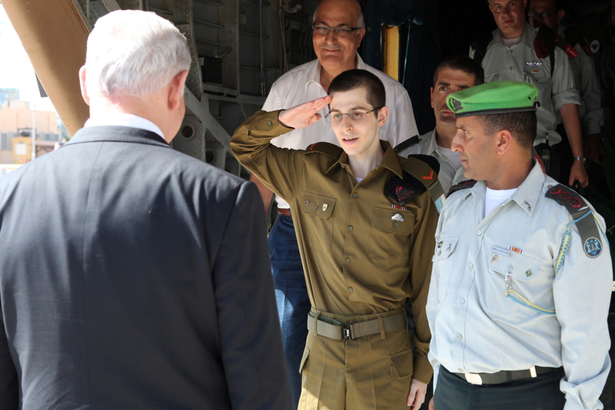 Mehr als fünf Jahre nach der Entführung des israelischen Soldaten Gilad Shalit durch ein Palästinenserkommando findet ein zu seiner Freilassung vereinbarter Gefangenenaustausch statt. Im Gegenzug für den 25-Jährigen werden 1027 Palästinenser freigelassen.