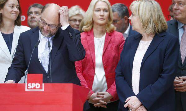 Nach den Landtagswahlen in Schleswig-Holstein und vor allem Nordrhein-Westfalen ist die Schulz-Euphorie endgültig verflogen. Bei der Wahl im Norden sacken die Sozialdemokraten am 7. Mai auf gut 27 Prozent ab und liegen fünf Prozentpunkte hinter der CDU. Das bisherige Regierungsbündnis der SPD mit den Grünen und dem Südschleswigschen Wählerverband (SSW) verliert im Kieler Landtag die Mehrheit. Nur eine Woche später folgt für Schulz die schwerste Schlappe in seinem Wahlkampf. Im SPD-Stammland Nordrhein-Westfalen (rechts im Bild Spitzenkandidatin Hannelore Kraft) rutscht die SPD am 14. Mai auf einen historischen Tiefstand von 31,2 Prozent. Die rot-grüne Regierung in Düsseldorf wird abgewählt.