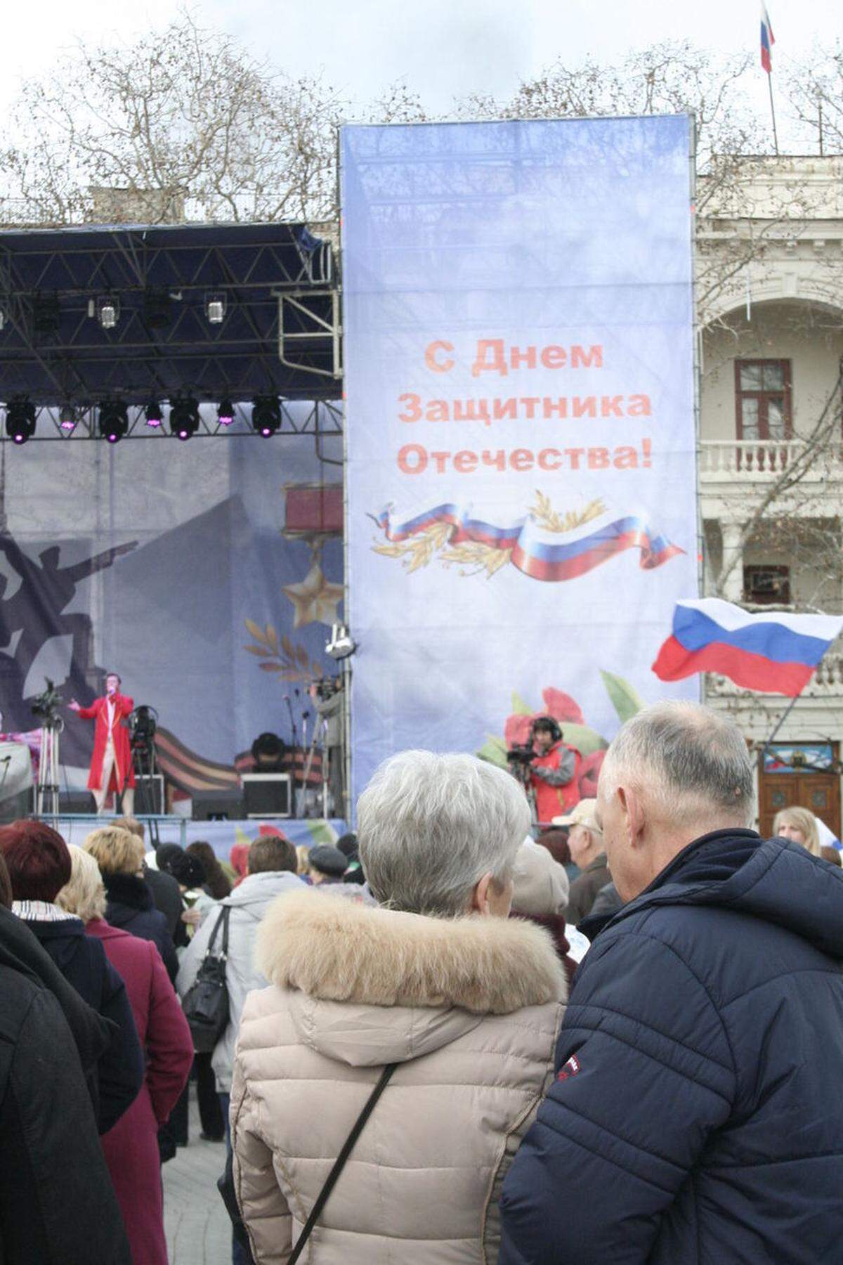 Feierlichkeiten zum „Tag des Verteidigers des Vaterlandes“ unter russischer Flagge in Sewastopol.