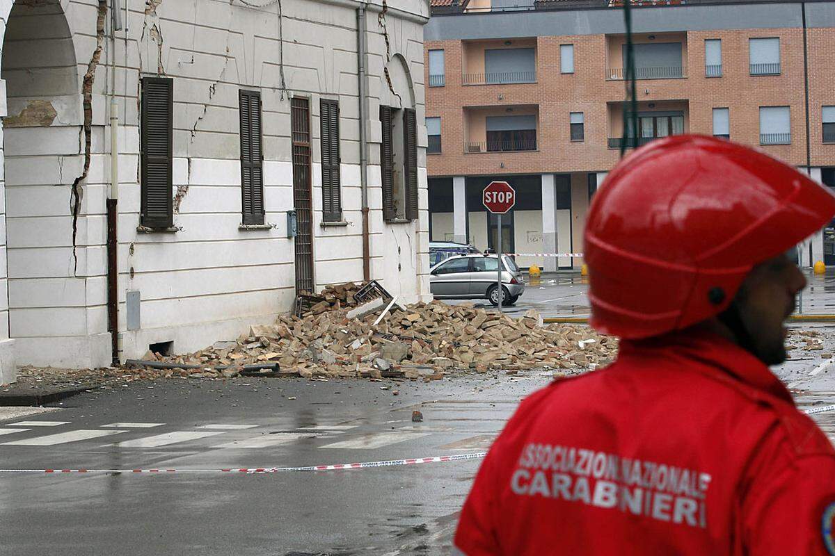 In Sant'Agostino kam eine über hundert Jahre alte Frau, vermutlich aufgrund von Panik, ums Leben. In der selben Ortschaft wurde nach einem Arbeiter gesucht, der in einer Stahlfabrik arbeitete, die wegen des Erdbebens eingestürzt war - er konnte nur noch tot geborgen werden.