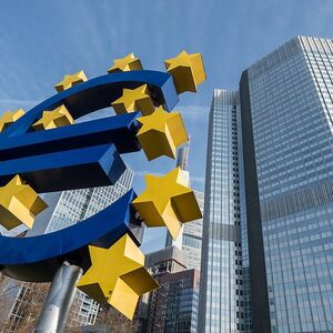 xmhx v l Euro Symbol am Willy Brandt Platz Frankfurt Euro Symbol Eurozeichen Frankfurt am Main *