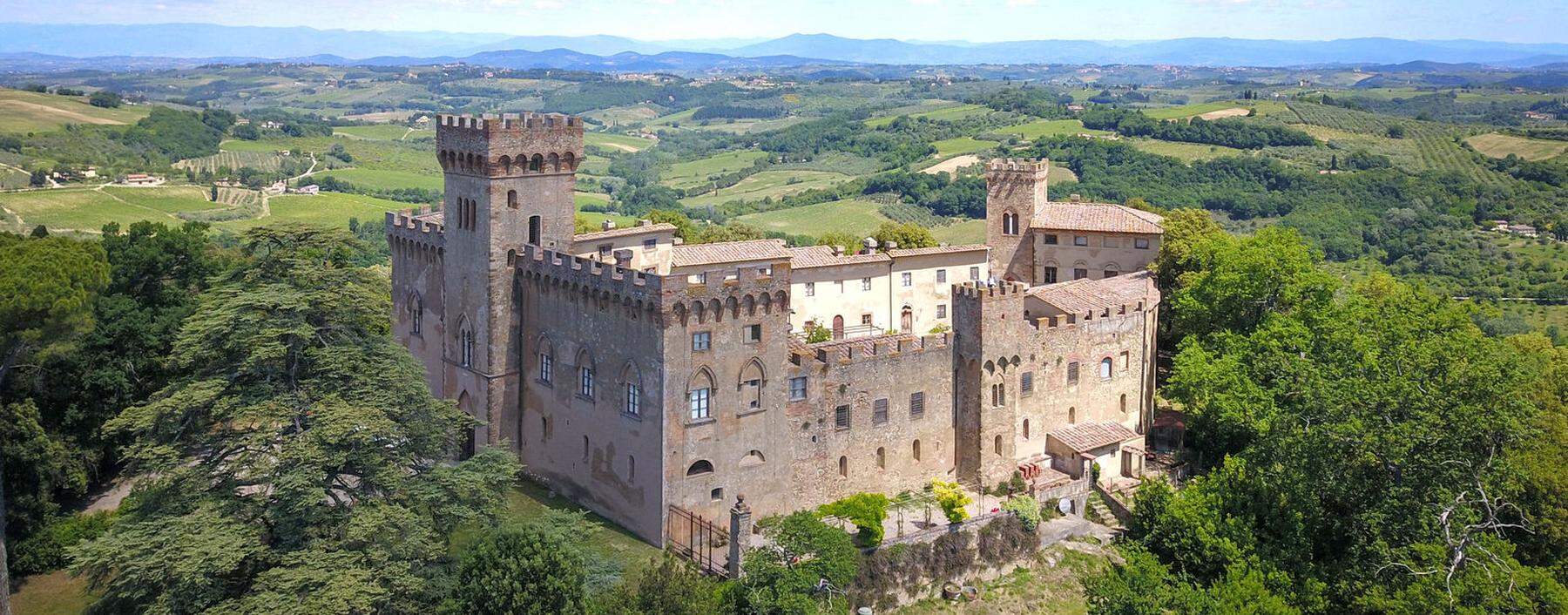 Zwischen Siena und Florenz. Burg mit Blick auf Weinberge und Olivenhaine. 