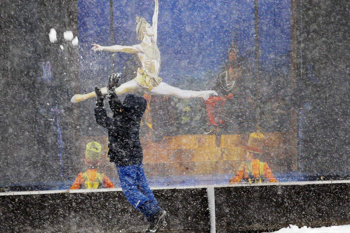 Vor allem in den Städten normalisierte sich das Leben relativ rasch. Schon am Samstag zeigte sich vielerorts wieder die Sonne. Im Bild: Schneeballspiel vor Balletplakat im Theaterviertel von Boston.