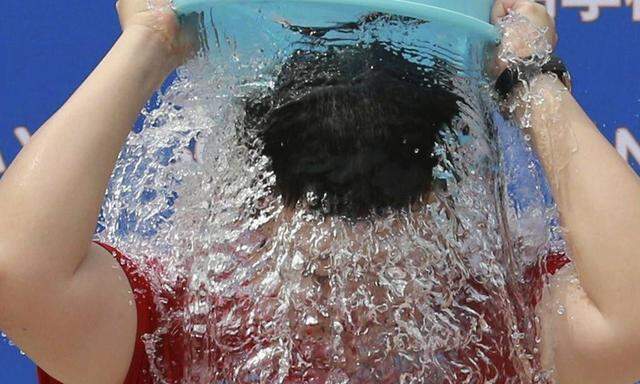 Symbolbild: Bei der Ice Bucket Challenge sollte gekübelt oder gespendet werden.