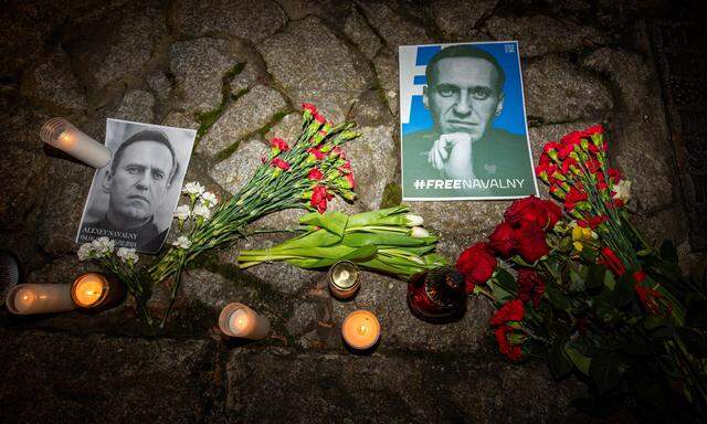 Trauer um Nawalny sieht man in vielen Städten.