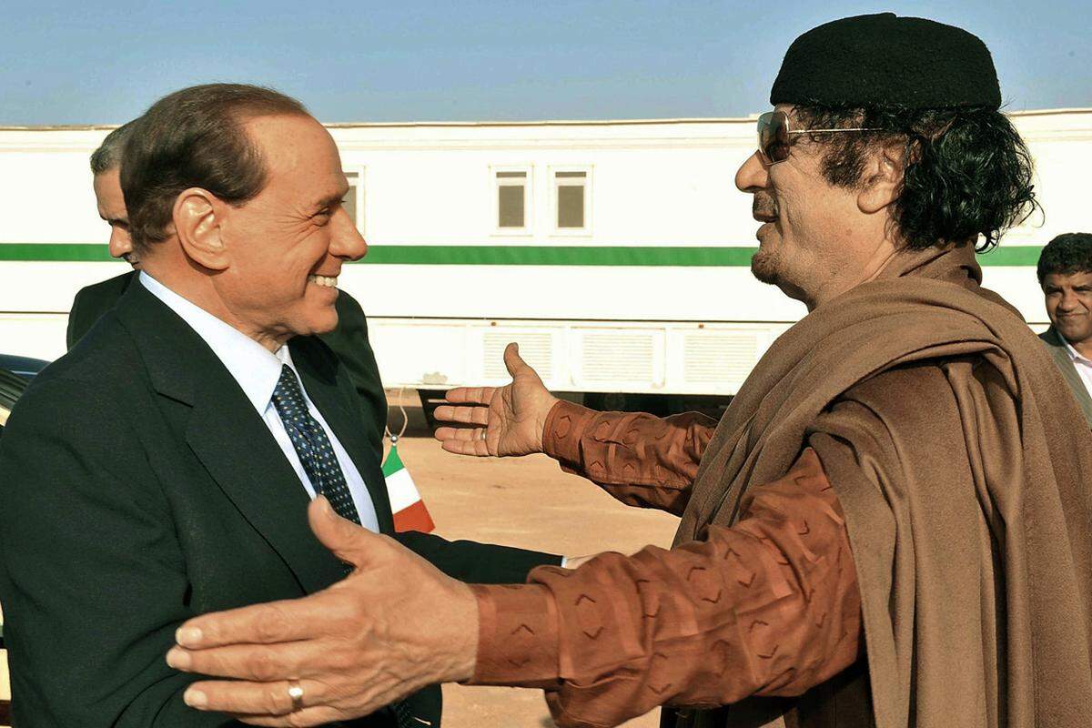 Die besten Beziehungen pflegt Libyen mit Italien. Regierungschef Silvio Berlusconi bezeichnet den "Colonello" als persönlichen Freund. Den Begriff "Bunga Bunga" für seine wilden Partys hat er angeblich von Gaddafi übernommen. 2009 schloss Italien mit seiner ehemaligen Kolonie ein Freundschaftsabkommen.