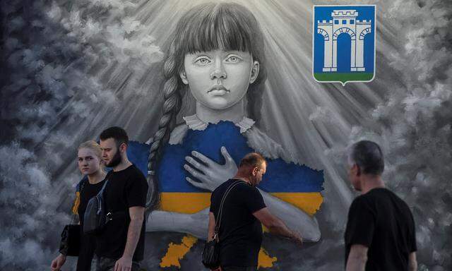 „Die ursprüngliche Schwäche der Ukraine war gleichzeitig die Grundlage für die Stärke ihrer Demokratie“, sagt Plokhy: Patriotisches Wandbild in der ukrainischen Stadt Riwne, 31. Mai.  