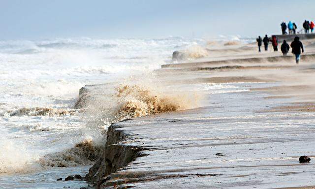 Horror. 40 bis 50  Milliarden Tonnen Sand werden weltweit jährlich verbaut. Aber auch Sturmfluten setzen dem Ökosystem Strand zu, wie hier auf Wangerooge.