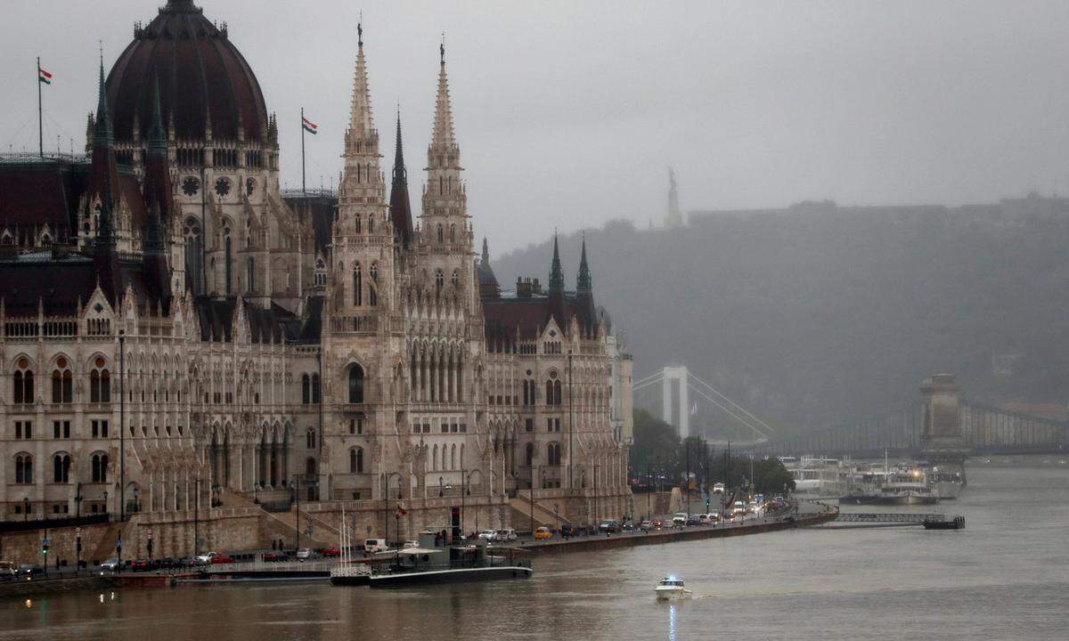 Es ging alles ganz schnell, als das 40 Tonnen schwere Ausflugsboot Ende Mai vom 1000 Tonnen schweren, viel schneller fahrenden Hotelschiff Viking Sigyn auf Höhe der Budapester Margaretenbrücke von hinten gerammt und buchstäblich untergepflügt wurde. Die Hableány sank binnen sieben Sekunden.