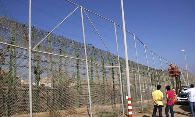 Der Zaun um die Stadt Melilla wird repariert, nachem Hunderte Flüchtlinge in die spanische Exklave gelangt sind.