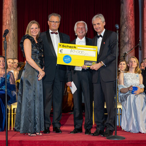 v.l.n.r. Projektbetreuerin Birgit Chochola, Erwin Atzmüller (Raiffeisenbank Banden), Ballinitiator Reinhard Einwaller (epmedia Werbeagentur) und Vereinsgründer und -obmann von Mary’s Meals Österreich Christian Stelzer bei der Scheckübergabe.