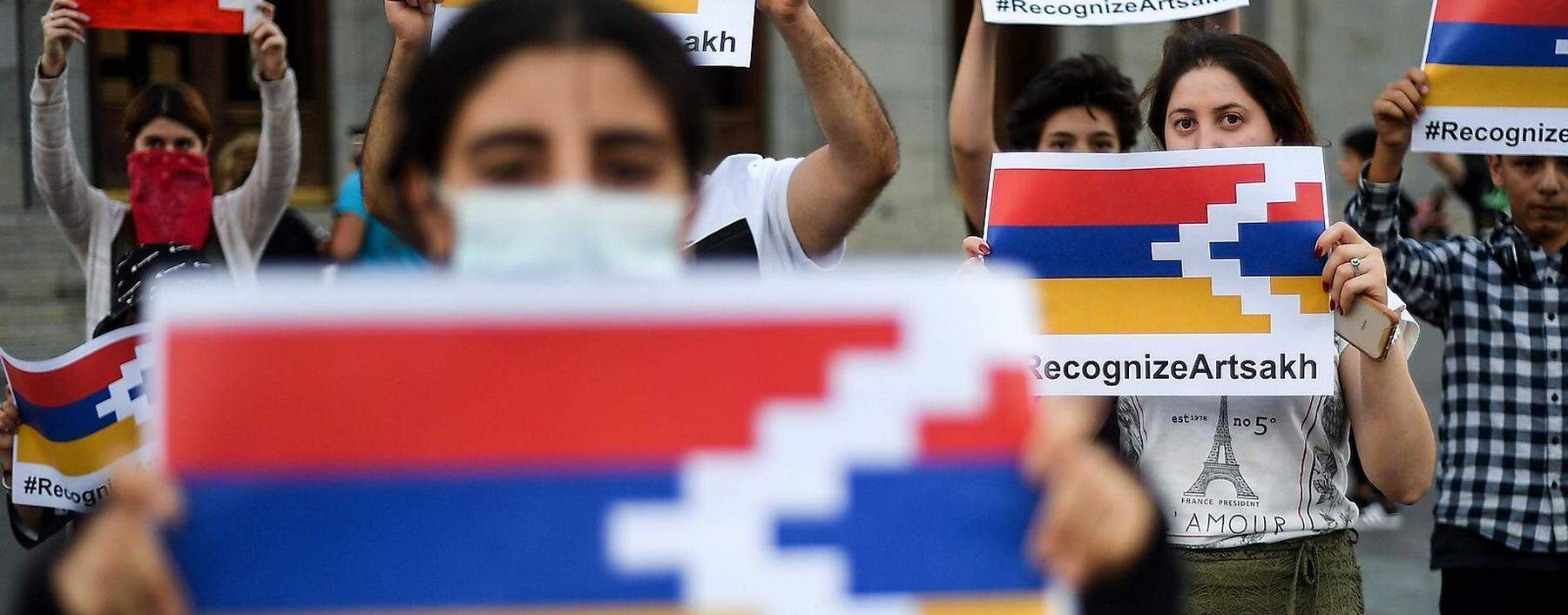 Demonstration in Jerewan. Armenische Aktivisten fordern die internationale Anerkennung des von Armenien unterstützten, de facto eigenständigen Gebietes in Berg-Karabach.