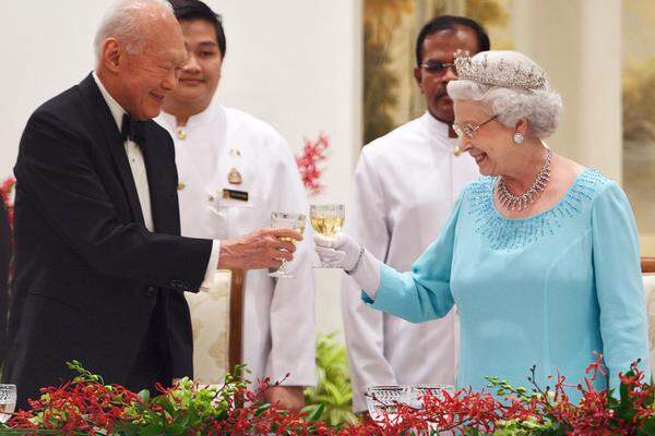 Lee duldete keinen Widerspruch: Gegner kamen vor Gericht. Einige endeten im Gefängnis, andere verloren ihr Vermögen. Kritik an Lee war gleichbedeutend mit mangelnder Loyalität gegenüber Singapur.Im Bild: Queen Elizabeth II. von Großbritannien beim Empfang von Lee im Präsidentenpalast im Jahr 2006.