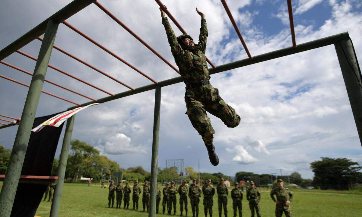16. Mai. Eine Soldatin nimmt an einem Training für Frauen auf dem Militärflugplatz Tolemaida in Kolumbien, teil. Das letzte Mal, dass die kolumbianische Armee Frauen in ihre Reihen aufnahm, war im Jahr 1993. Jetzt, 30 Jahre später, sind mehr als 1200 Frauen freiwillig in den kolumbianischen Militärdienst eingetreten.