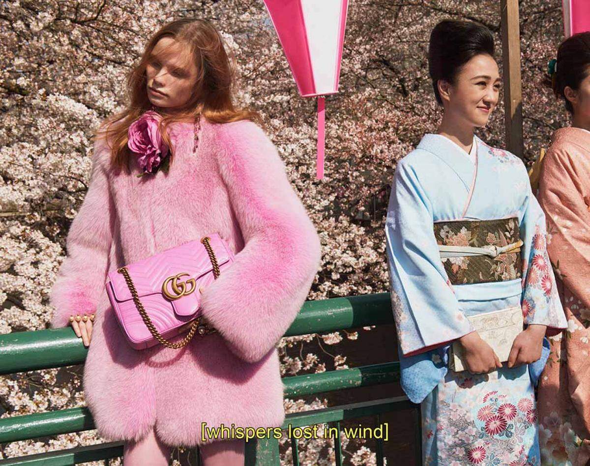 In Tokio wurde die Gucci-Kampagne von Fotograf Glen Luchford eingefangen. Die Untertitel erinnern an "Lost in Translation".