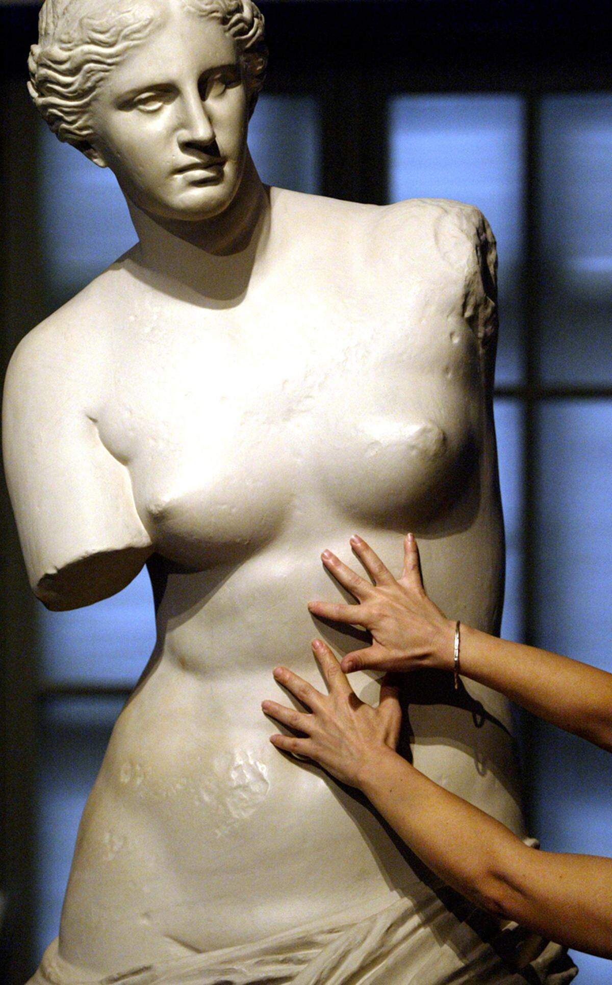 Die "Venus von Milo" verkörpert das griechische Ideal. Ausgewogenen Proportionen und ein sportlicher Körper galten als schön und prägten die abendländische Kultur. Ein dicker Bauch war verpönt, feste Brüste und ein kräftiges Becken hingegen begehrt. Bei Frauen galt weiße Haut als schön, bei Männern braune. Öle und Düfte standen hoch im Kurs, ebenso wie Enthaarung.