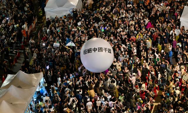 Die Unterstützer des Präsidenten demonstrieren gegen das Gesetz, von dem sie chinesische Einmischung befürchten.