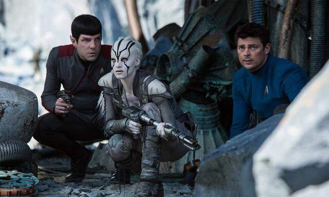  Spock (Zachary Quinto), Neuzugang Jaylah (Sofia Boutella) und „Pille“ McCoy (Karl Urban) auf Außenmission. 