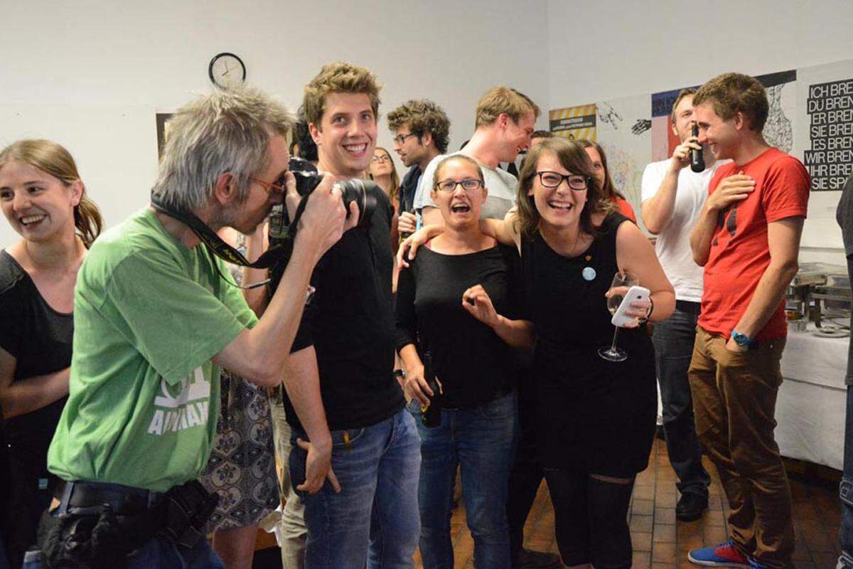 Das zahlte sich aus: Der VSStÖ eroberte die größte Uni des Landes - wenn auch mit kleineren Verlusten. "Two more years, two more years", riefen die Funktionäre. Offenbar konnten sie das Debakel um das Café Rosa auf die Gras abwälzen.