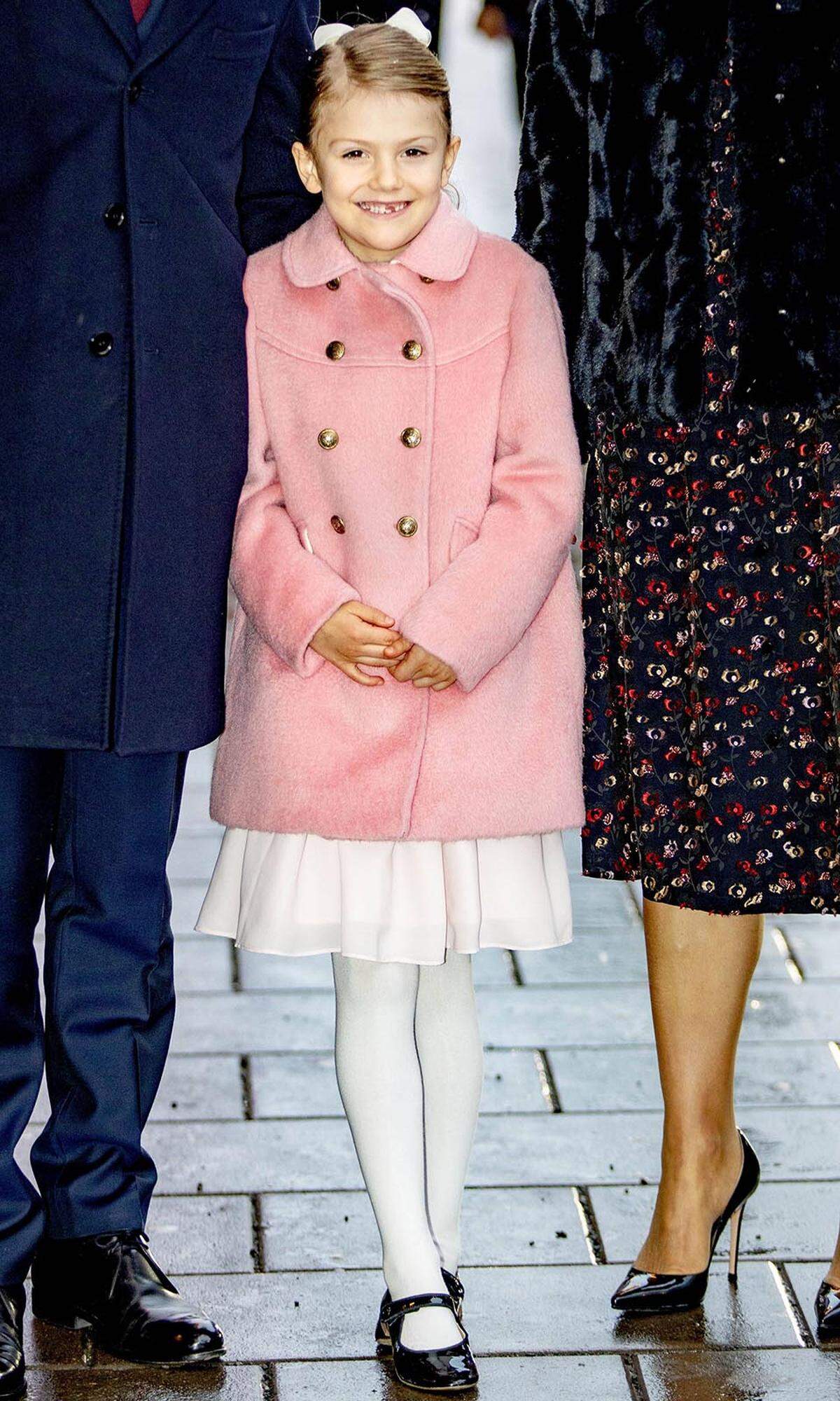 Grattis på födelsedagen: Königin Silvia von Schweden wurde am 23. Dezember 75 Jahre alt. Im Oscars-Theater in Stockholm stieß die Familie vorab auf die Jubilarin an. Als ganz Große dürfte sich wohl die sechsjährige Prinzessin Estelle fühlen, die als einziges Enkelkind mit ihrer Oma feiern durfte. In einem rosa Kleid posierte sie noch etwas schüchtern zwischen ihren Eltern für die Fotografen.
