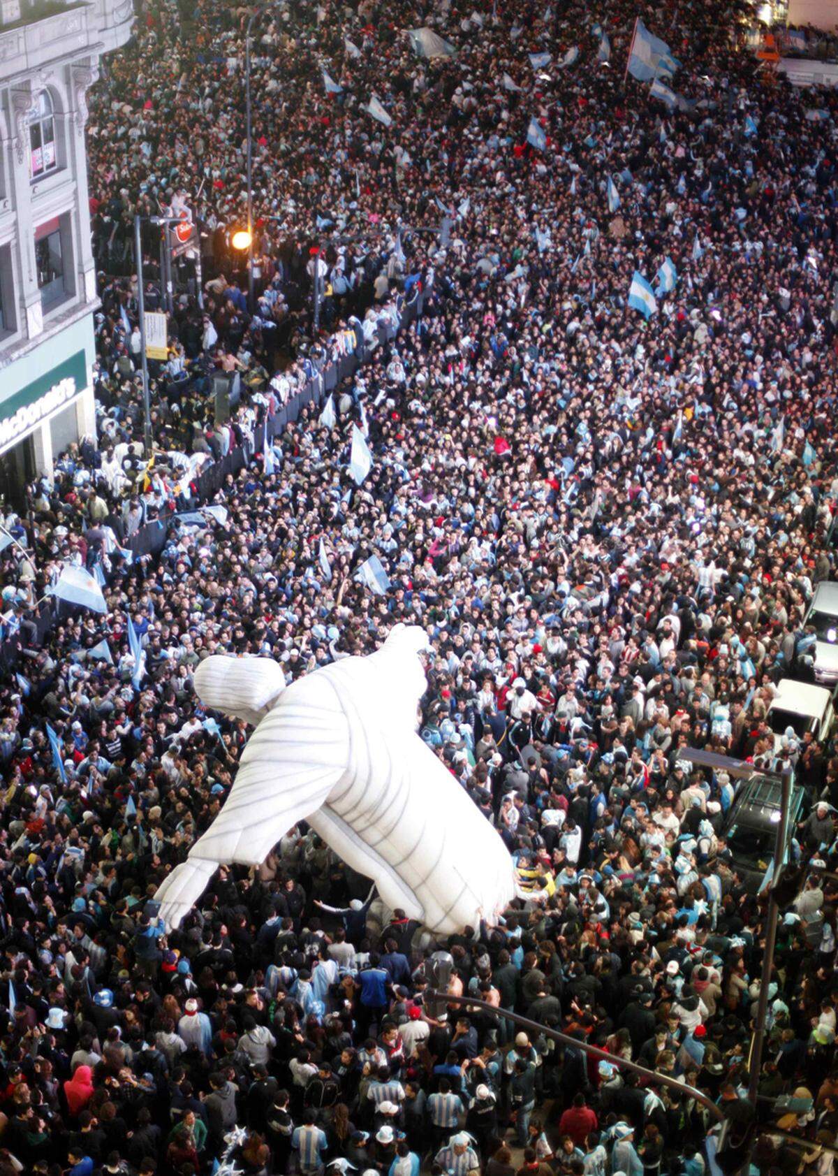 In Buenos Aires wurde der Sieg groß bejubelt. Tausende Menschen feierten um einen aufblasbaren Cristo Redentor.