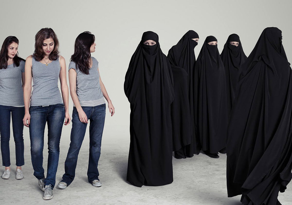 Borjana Ventzislavova & Mladen Penev - Thomas K. Lang Gallery at Webster University Normen und Ideale in Kleidung und äußerer Erscheinung von kulturellen und religiösen Gruppen stehen im Mittelpunkt von Borjana Ventzislavova und Mladen Penevs "In the Name Of": Sie fotografierten orthodoxe Juden, westliche Frauen und Männer und islamische Frauen. Sie spüren (scheinbarer) Individualität im Massenkonsum und Uniformität religiöser Gruppen nach, ohne diese Normierung zu hinterfragen.