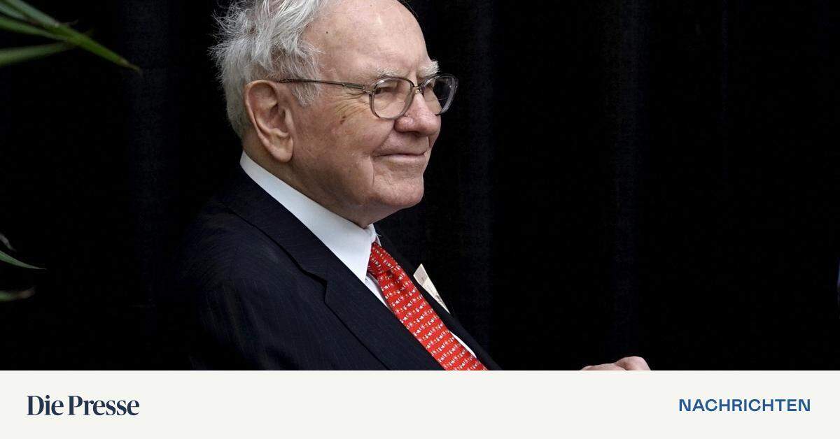 Warren Buffett’s Holding Company Berkshire Hathaway Reports Record Profits, Maintains High Apple Weighting