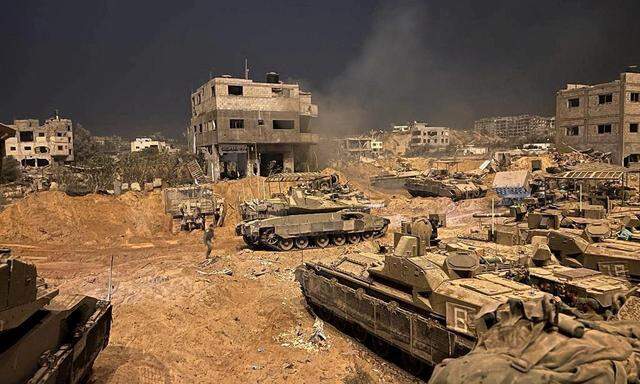 Israelische Panzer am 1. November während der Bodenoffensive im nördlichen Gazastreifen.